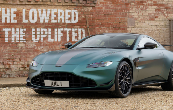 Автомобиль Aston Martin Vantage F1 Edition 2021 года у стены