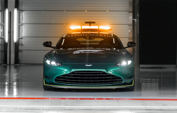Автомобиль Aston Martin Vantage F1 Safety Car 2021 года в гараже