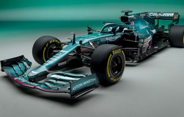 Гоночный Aston Martin AMR21 2021 F1 Car на зеленом фоне