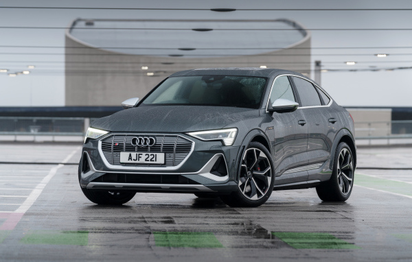 Автомобиль Audi E-Tron S Sportback 2021 года на мокром асфальте
