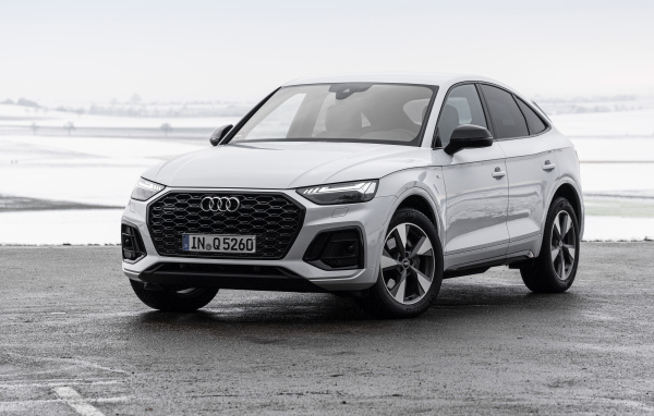 Серебристый автомобиль Audi Q5 Sportback 40 TDI Quattro S Line 2021 года