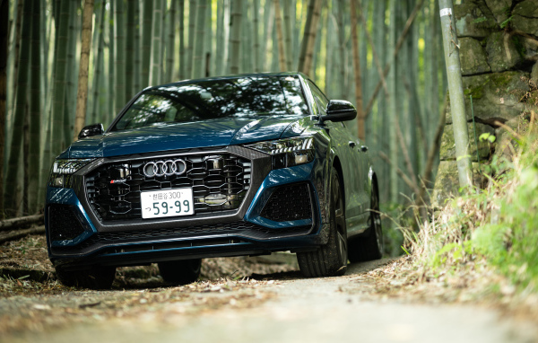 Автомобиль Audi RS Q8 2021 года в лесу