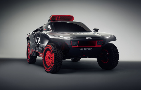 Гоночный внедорожник Audi RS Q E-Tron 2022 года вид спереди
