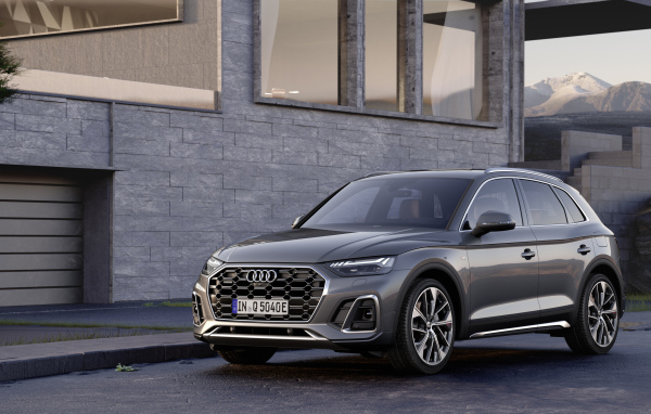 Автомобиль Audi Q5 55 TFSI E Quattro S Line у дома