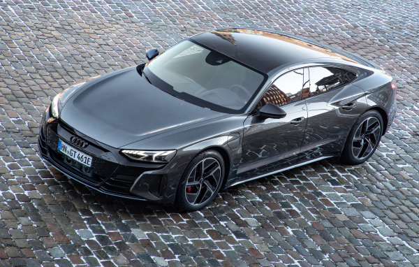 Красивый автомобиль  Audi RS E-Tron GT 2021 года