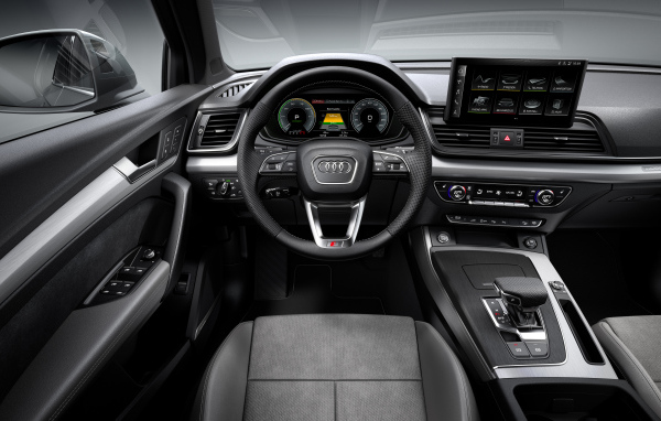 Черный стильный кожаный салон автомобиля Audi Q5 55 TFSI E Quattro S Line