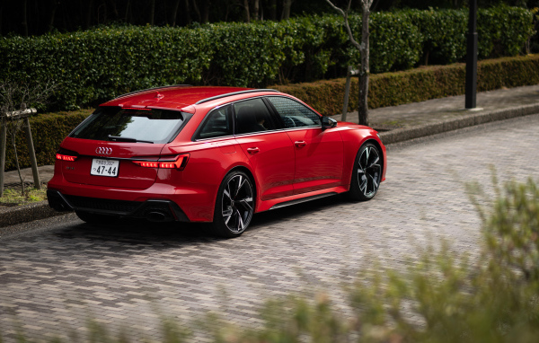 Красный автомобиль Audi RS 6 Avant 2021 года вид сзади