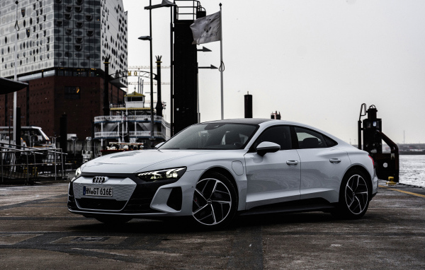 Серебристый Audi E-Tron GT Quattro 2021 года в порту