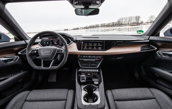 Стильный салон автомобиля Audi E-Tron GT Quattro 2021 года