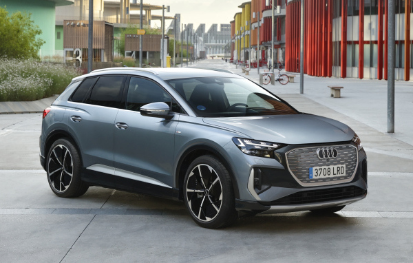 Серый внедорожник Audi Q4 40 E-Tron S Line 2021 года 