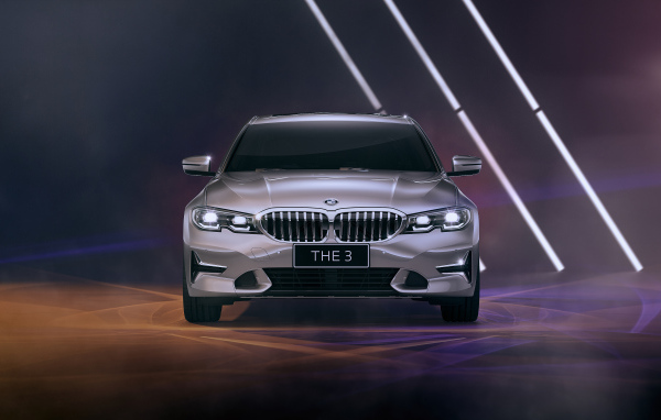 Серебристый автомобиль BMW 330Li Luxury Line 2021 года