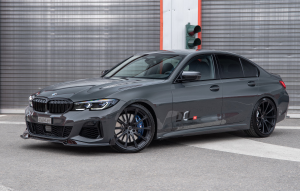 Серебристый автомобиль BMW M340i XDrive DÄHLer Competition Line 2021 года