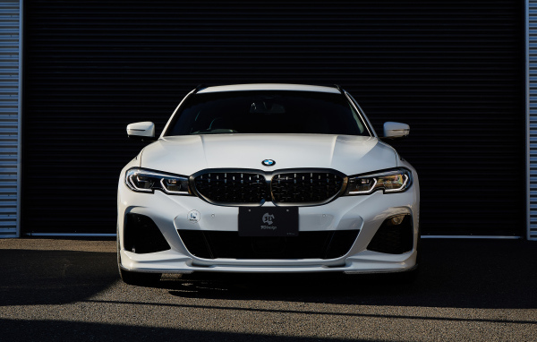 Белый автомобиль BMW M340i XDrive Touring 2021 года вид спереди