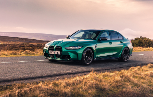Автомобиль BMW M3 Competition 2021 года на дороге