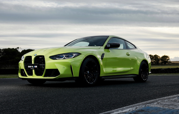 Автомобиль BMW M4 Competition 2021 года вид спереди