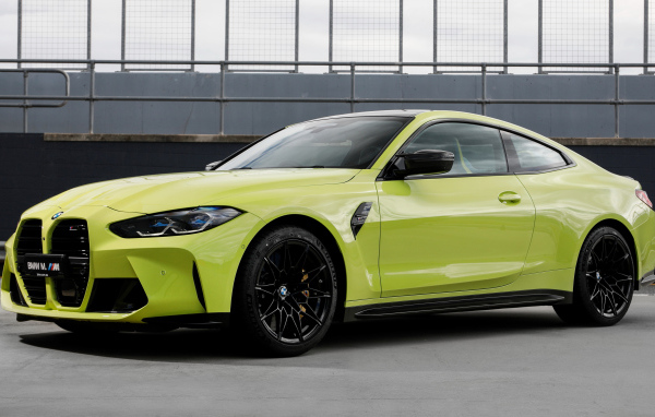 Желтый автомобиль BMW M4 Competition 2021 года