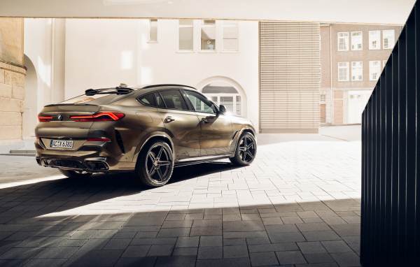 Коричневый внедорожник  BMW Schnitzer ACS6 4.0d 2021 года вид сзади