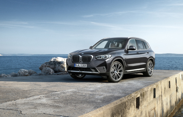 Автомобиль BMW X3 XDrive30e 2021 года у моря