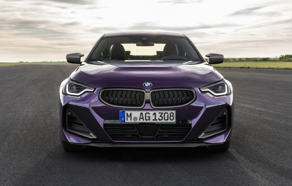 Красивый автомобиль BMW M240i XDrive Coupé 2021 года вид спереди