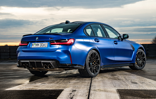 Синий автомобиль BMW M3 вид сзади