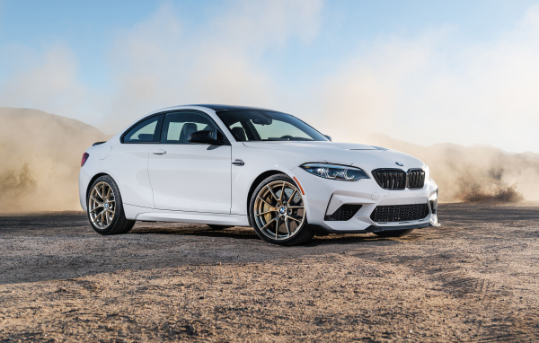 Белый автомобиль BMW M2 CS, 2021 года в пыли