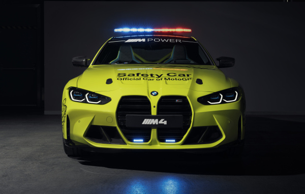 Желтый служебный автомобиль BMW M4 Competition MotoGP Safety Car 2021 года