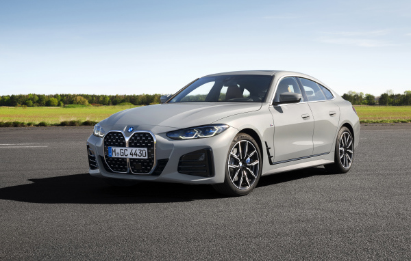 Серебристый автомобиль BMW 430i Gran Coupé M Sport 2021 года