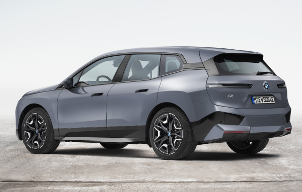 Внедорожник BMW IX XDrive50 Sport 2021  года на белом фоне