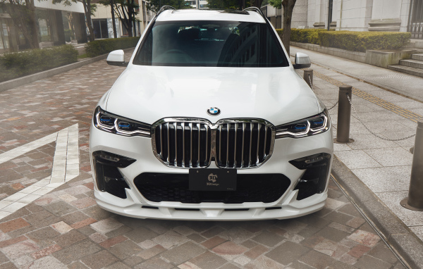 Белый автомобиль  BMW X7 XDrive35d M Sport 2021 года вид спереди