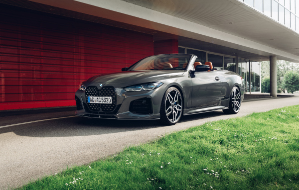 Серебристый кабриолет BMW 4 Series 2021 года у гаража