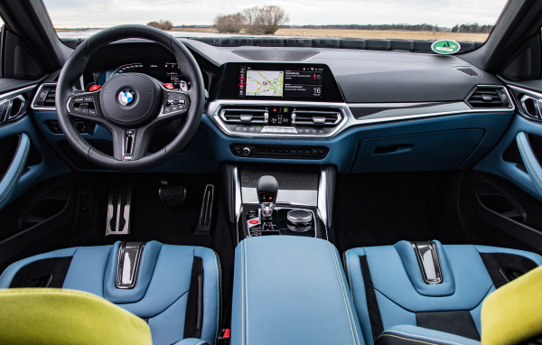 Кожаный салон автомобиля BMW M4