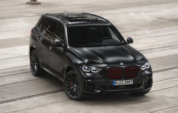 Автомобиль BMW X5 M50i, 2021 года