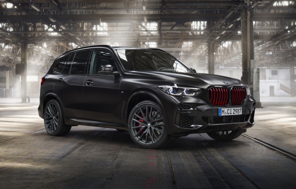 Черный внедорожник BMW X5 M50i, 2021 года на заводе