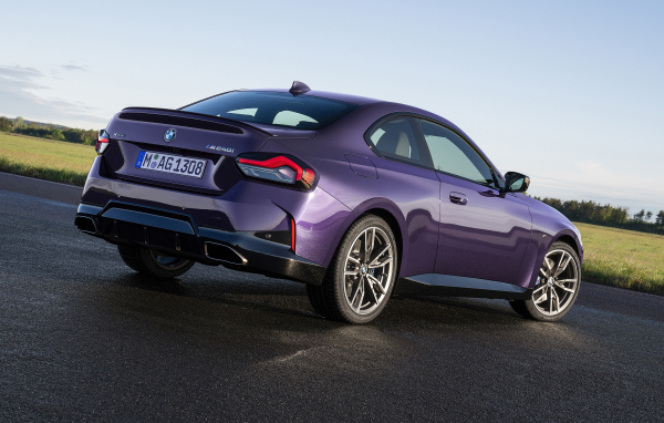 Фиолетовый автомобиль BMW M240i XDrive Coupé 2021 года вид сзади