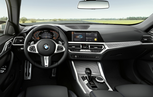 Черный салон автомобиля BMW M440i XDrive Gran Coupé 2021 года