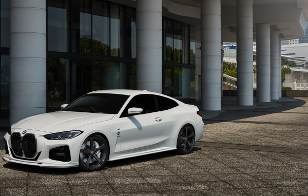 Белый BMW 4 Series Coupé M Sport Package 2021  года у здания