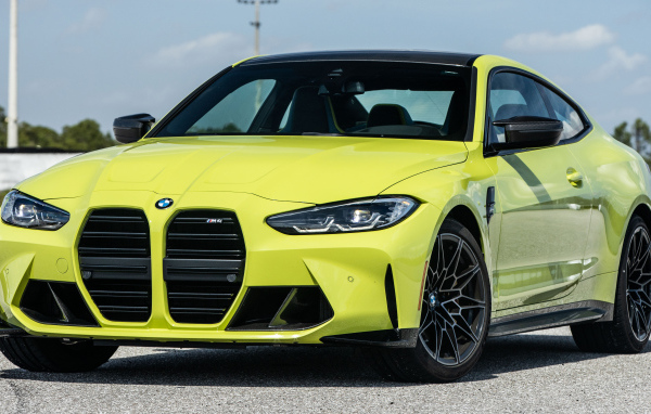 Желтый автомобиль  BMW M4 Coupé, 2021 года