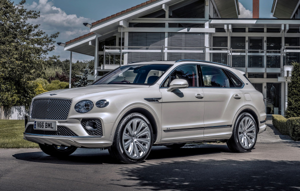 Автомобиль Bentley Bentayga Hybrid First Edition 2021 года у дома