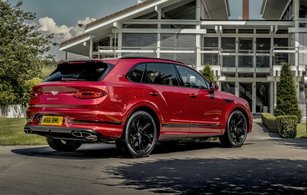 Автомобиль Bentley Bentayga Hybrid First Edition 2021 года вид сзади