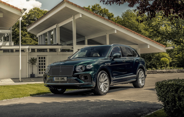 Автомобиль Bentley Bentayga Hybrid 2021 года у дома