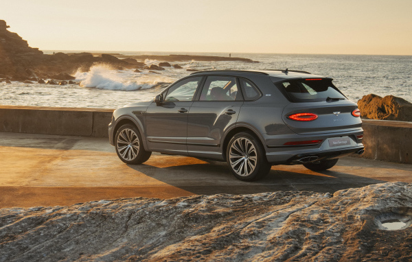 Автомобиль Bentley Bentayga V8 First Edition 2021 года вид сзади