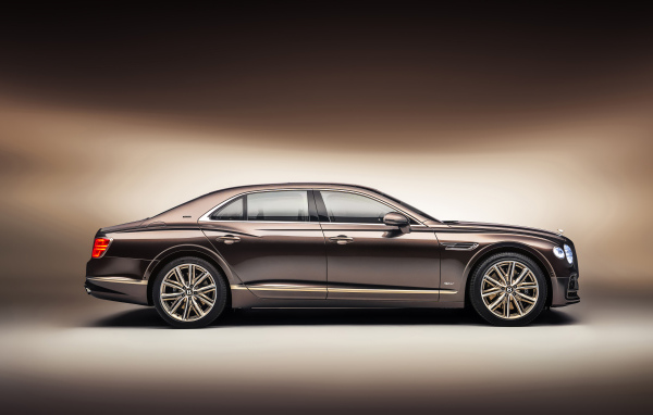 Автомобиль Bentley Flying Spur Hybrid Odyssean Edition 2021 года вид сбоку 