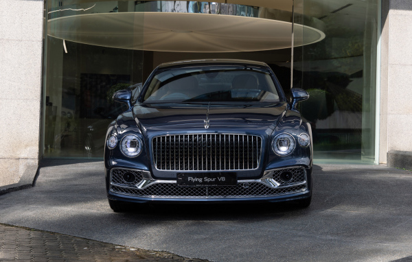 Автомобиль Bentley Flying Spur V8 First Edition 2021 года вид спереди