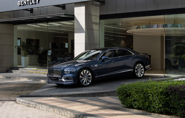 Автомобиль Bentley Flying Spur V8 First Edition 2021 года выезжает из салона