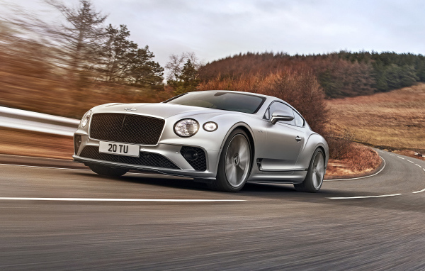 Быстрый автомобиль Bentley Continental GT Speed 2021 года на трассе