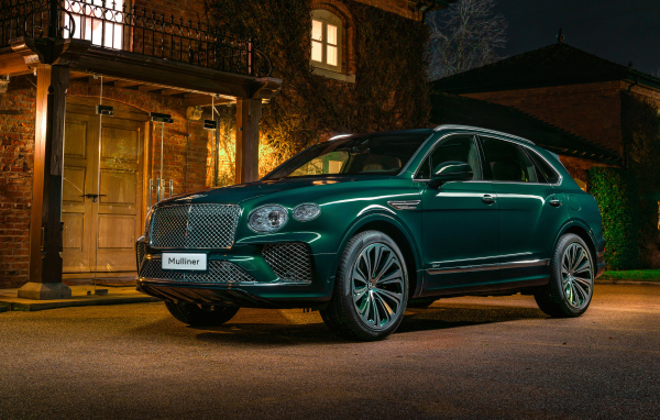 Зеленый автомобиль Bentley Mulliner Bentayga Hybrid 2021 года