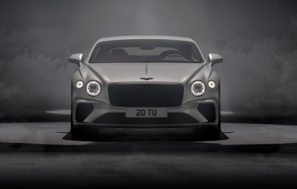 Серебристый автомобиль Bentley Continental GT Speed 2021 года на сером фоне