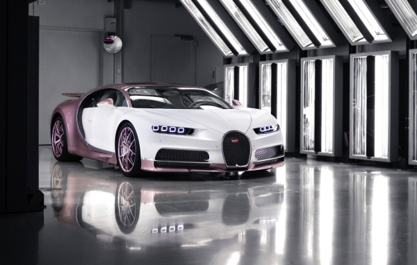 Автомобиль Bugatti Chiron, 2021 года в гараже