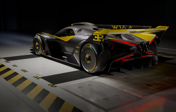 Автомобиль Bugatti Bolide 2022 года вид сзади