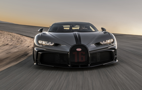 Автомобиль Bugatti Chiron Pur Sport на трассе